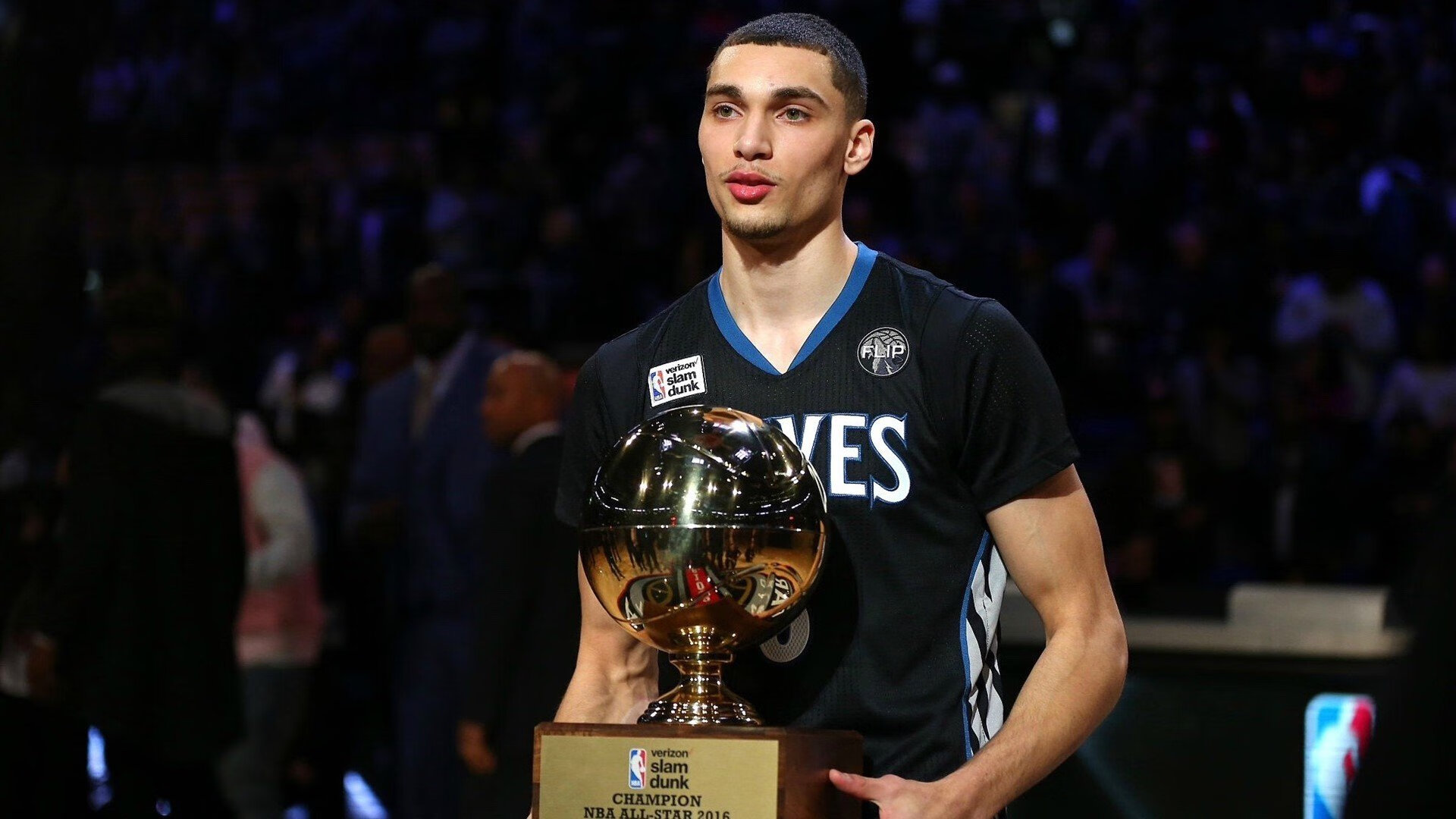 欧冠淘汰赛之夜，米切尔节奏完全掌控，书写绿茵场上的交响诗